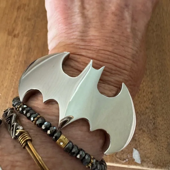 nOIr jewelry Batman silver tone rhodium plated cuff DC COMICS !! Collection - Picture 3 of 13